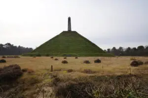 Piramide van Austerlitz wandelen